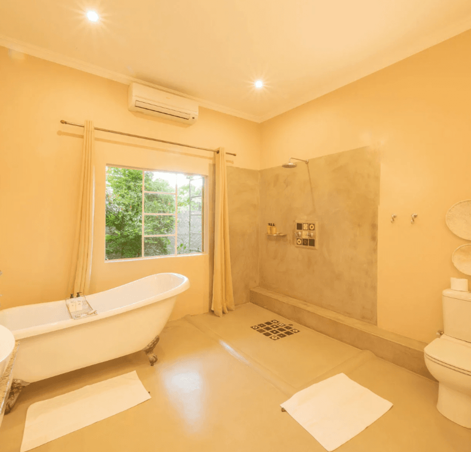 En-suite bathroom with clawfoot bath at Bayete Guest Lodge